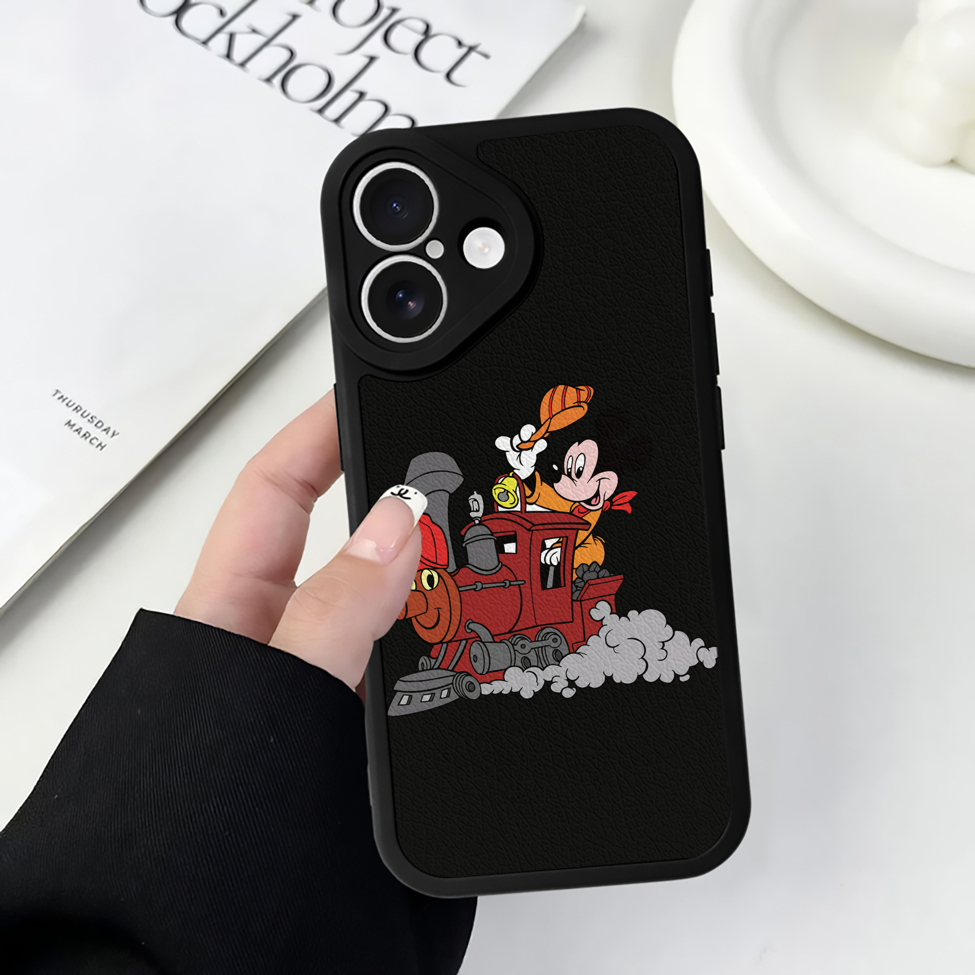 （画像用） ミッキーマウス Mickey Mouse 【iPhone 16シリーズ対応】シリコンスマホケース（レザー調） 材質：シリコン
